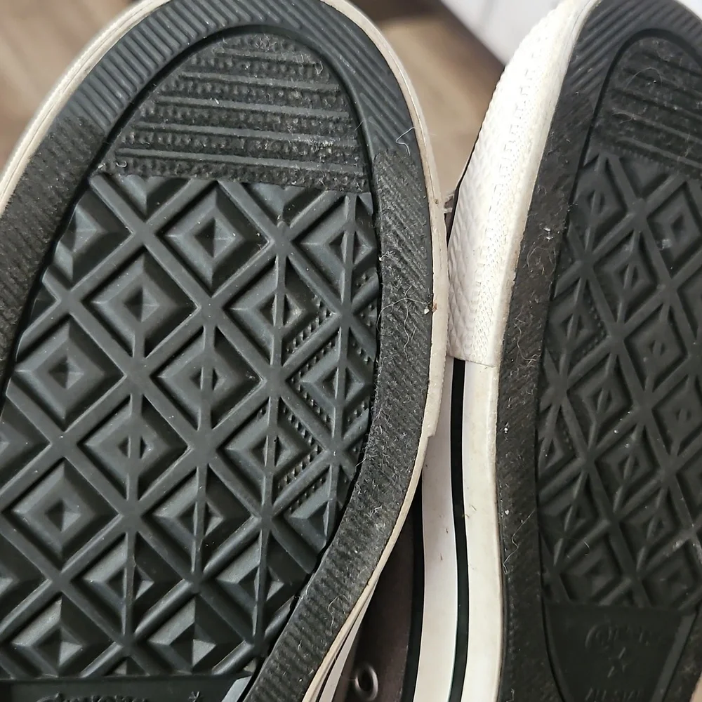 Size 9 Clean Converse! - Picture 6 of 6